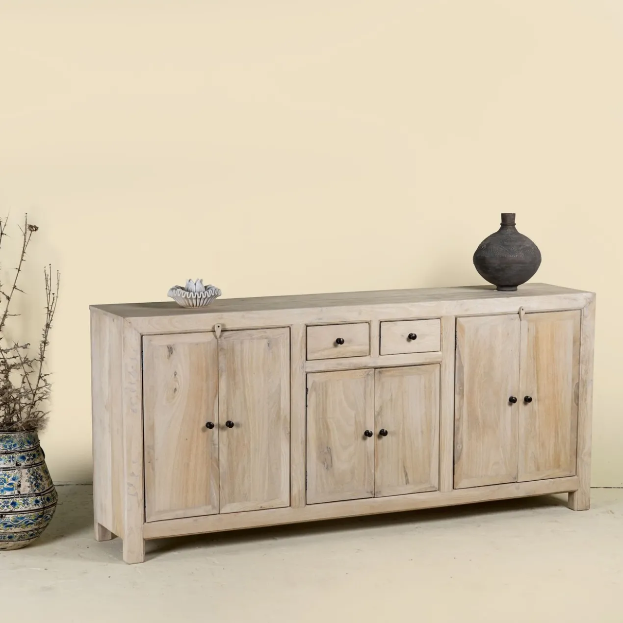 Abhinav - Houten Dressoir Sandblasted