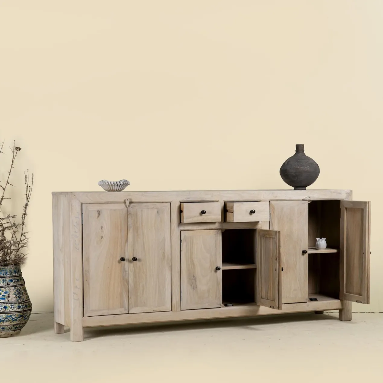 Abhinav - Houten Dressoir Sandblasted