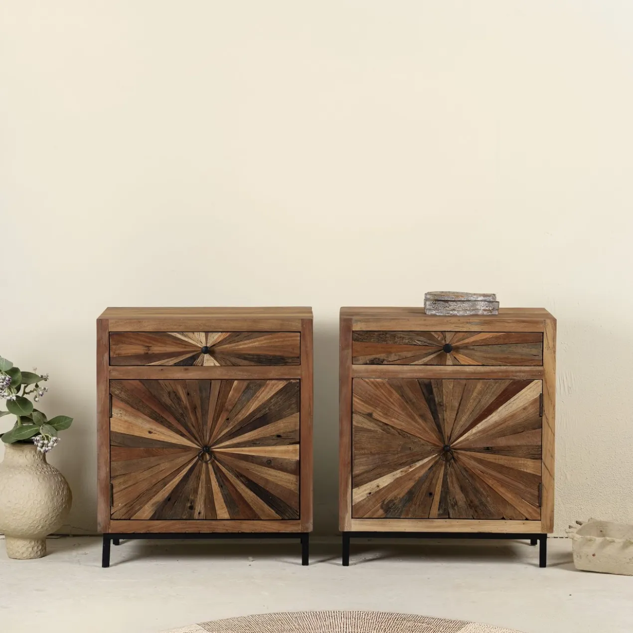 Agastya - Kast van Oud Hout met Zonnestraal Design