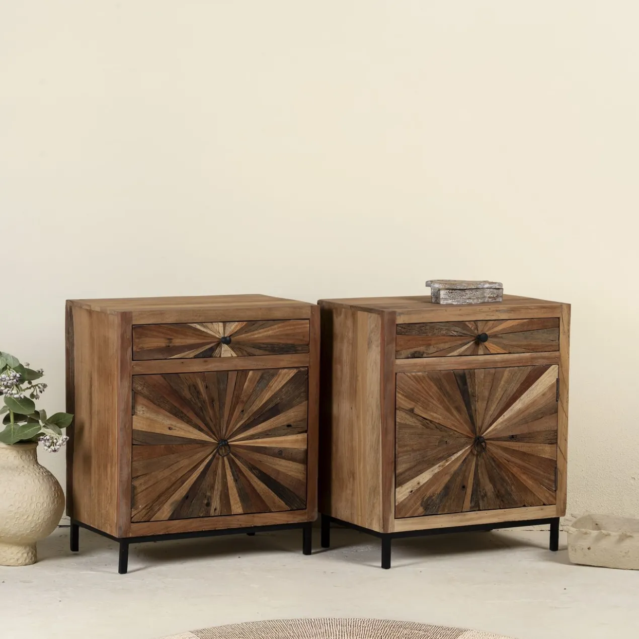 Agastya - Kast van Oud Hout met Zonnestraal Design