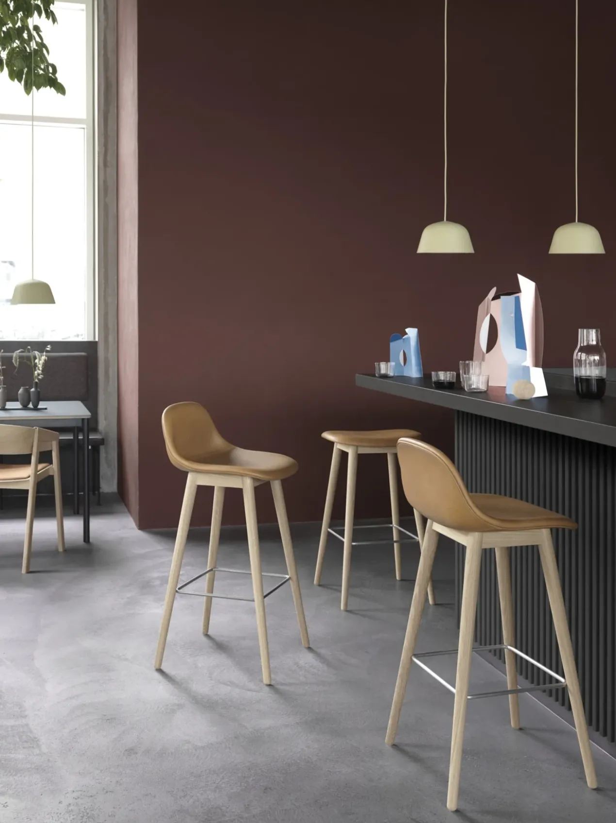 Barkruk Fiber 75 cm met rug en donker eiken onderstel white