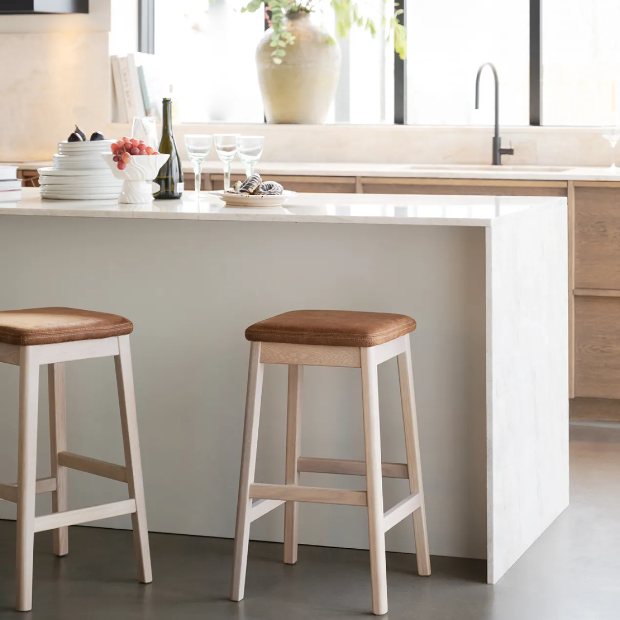 Barkruk Livermore met kunstleren zitkussen Whitewash