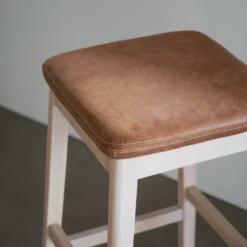 Barkruk Livermore met kunstleren zitkussen Whitewash