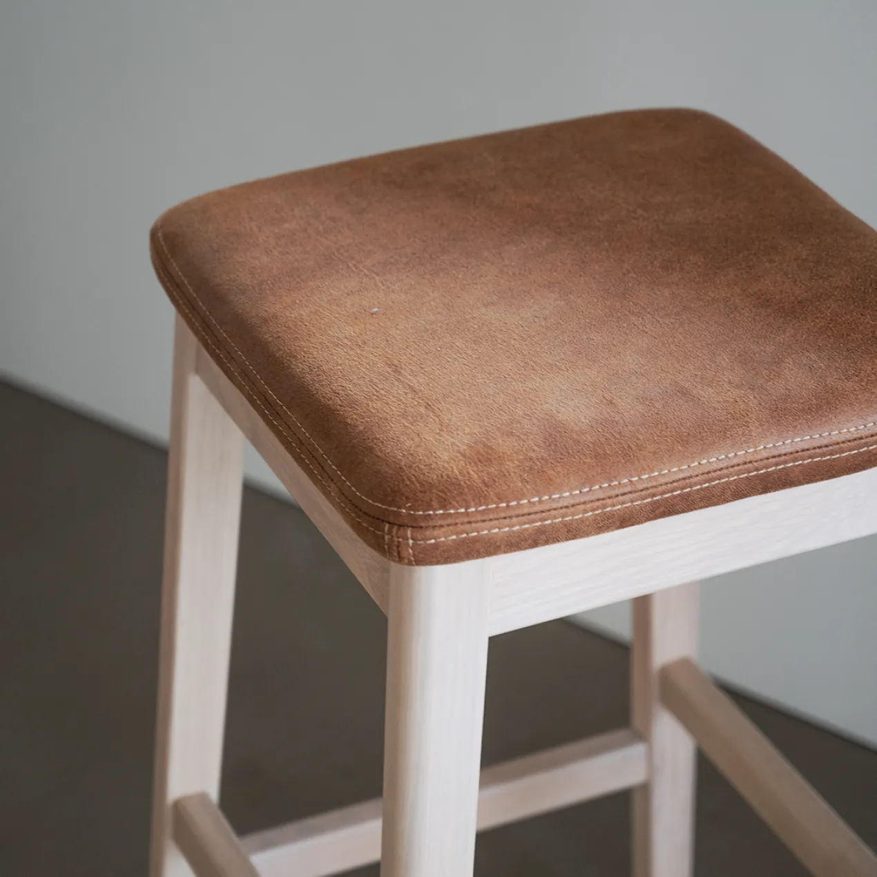 Barkruk Livermore met kunstleren zitkussen Whitewash