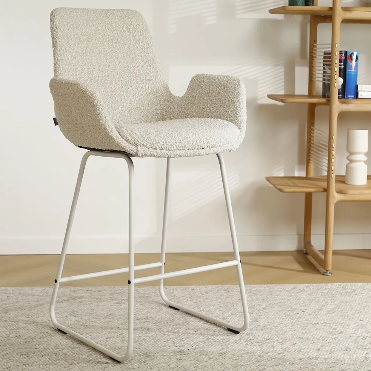 Barkruk Nino-Eef bouclé beige - wit onderstel - 75 cm