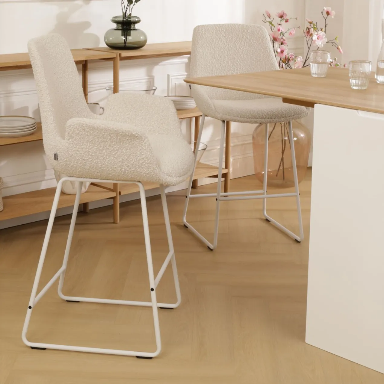 Barkruk Nino-Eef bouclé beige - wit onderstel - 65 cm