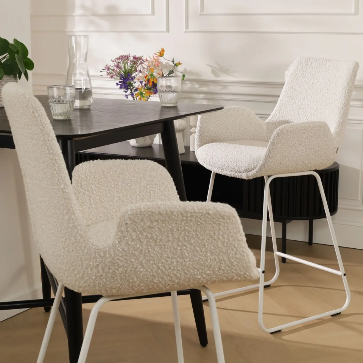 Barkruk Nino-Eef bouclé beige - wit onderstel - 65 cm