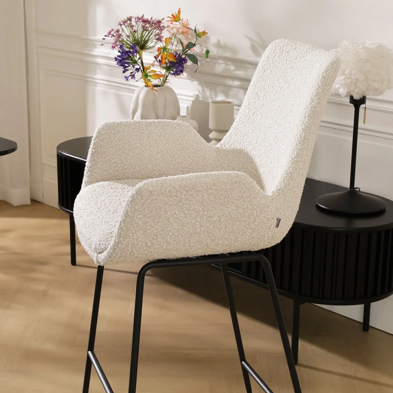 Barkruk Nino-Eef bouclé beige - zwart onderstel - 65 cm