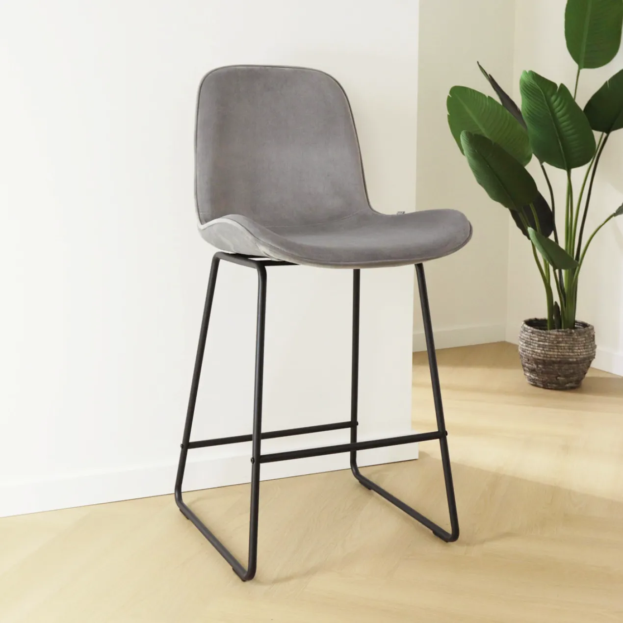Barkruk Nino-Fé velvet grijs - zwart onderstel - 75 cm