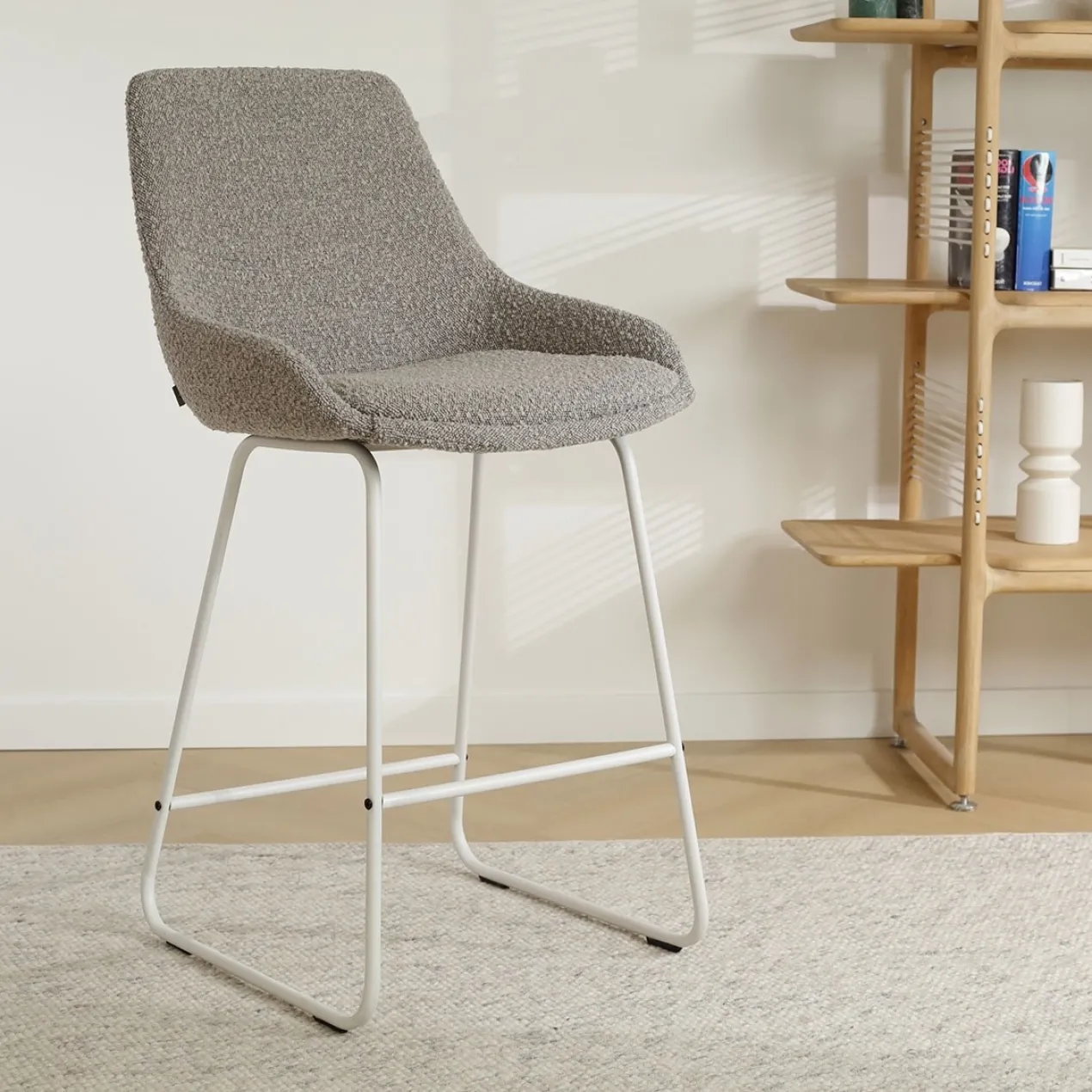 Barkruk Nino-Isa bouclé taupe - wit onderstel - 75 cm