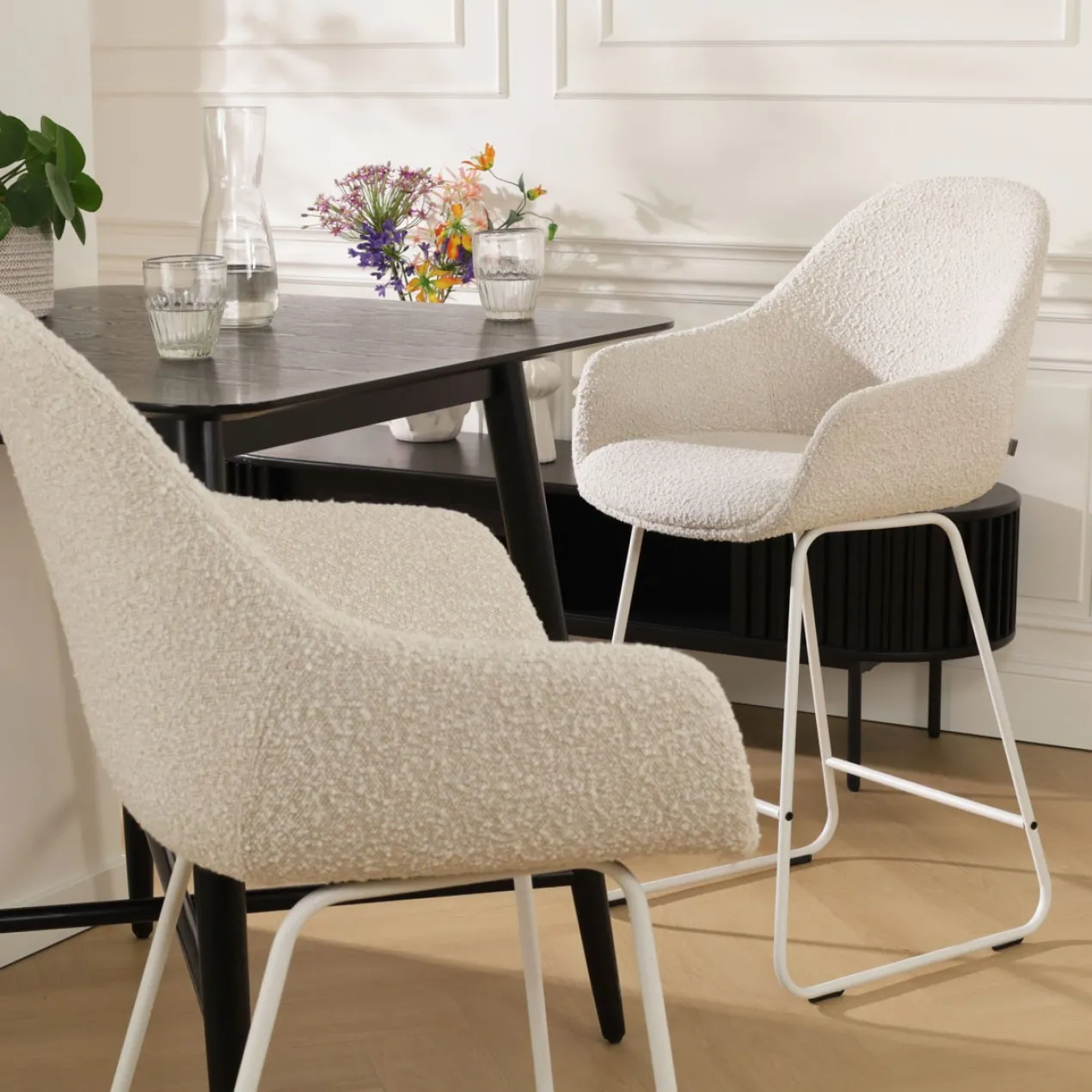 Barkruk Nino-Mae bouclé beige - wit onderstel - 65 cm