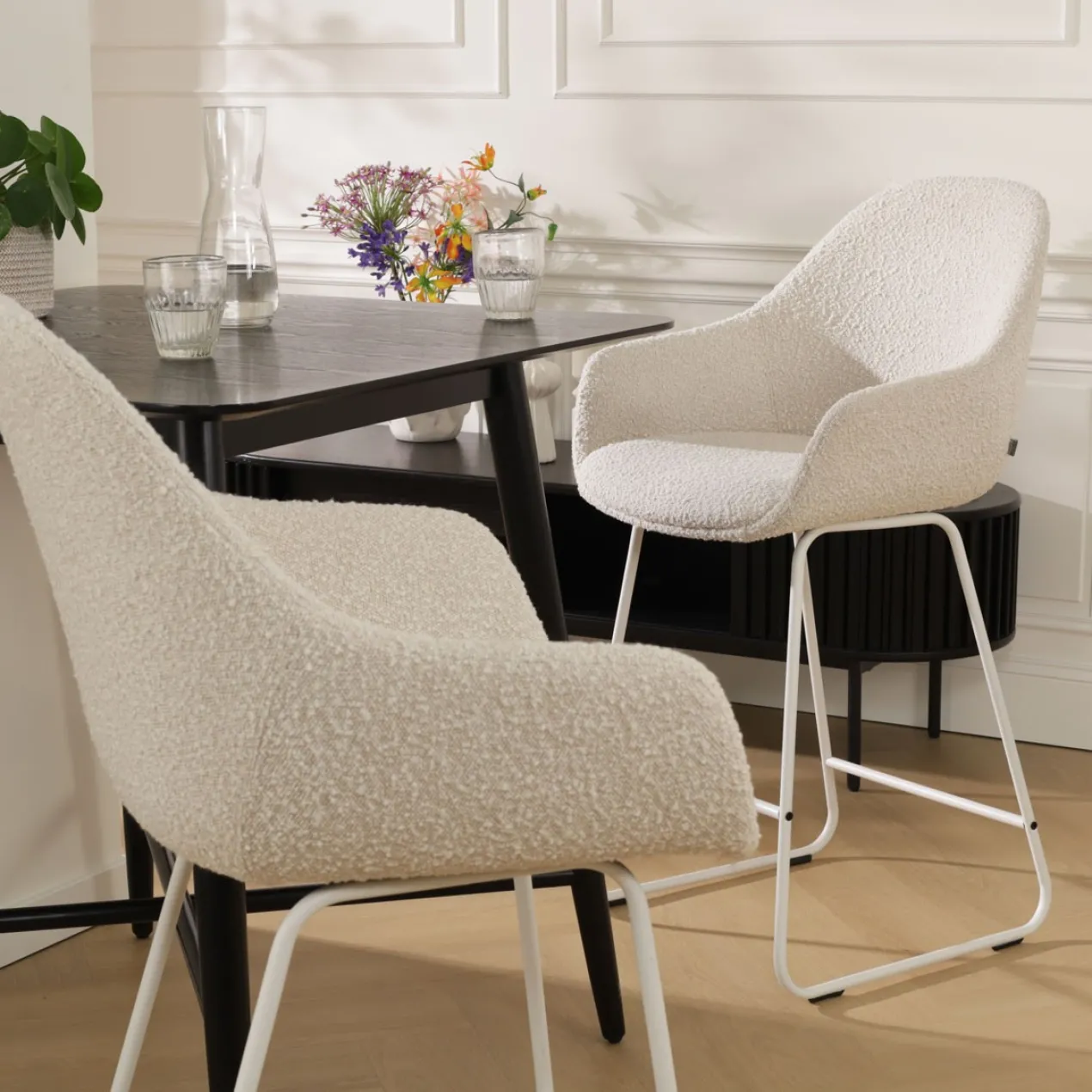 Barkruk Nino-Mae bouclé beige - wit onderstel - 75 cm