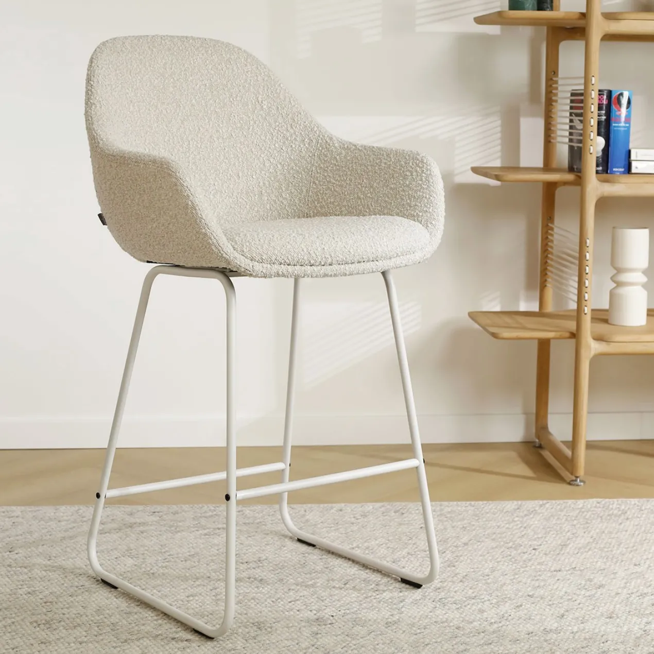 Barkruk Nino-Mae bouclé beige - wit onderstel - 75 cm