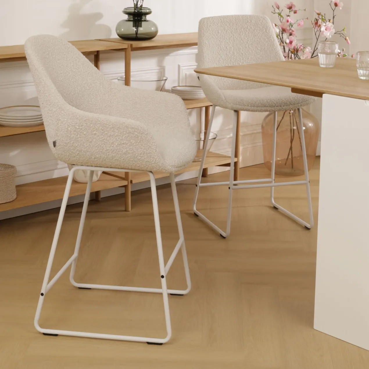 Barkruk Nino-Mae bouclé beige - wit onderstel - 75 cm