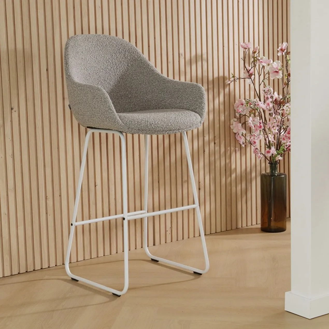Barkruk Nino-Mae bouclé beige - wit onderstel - 75 cm