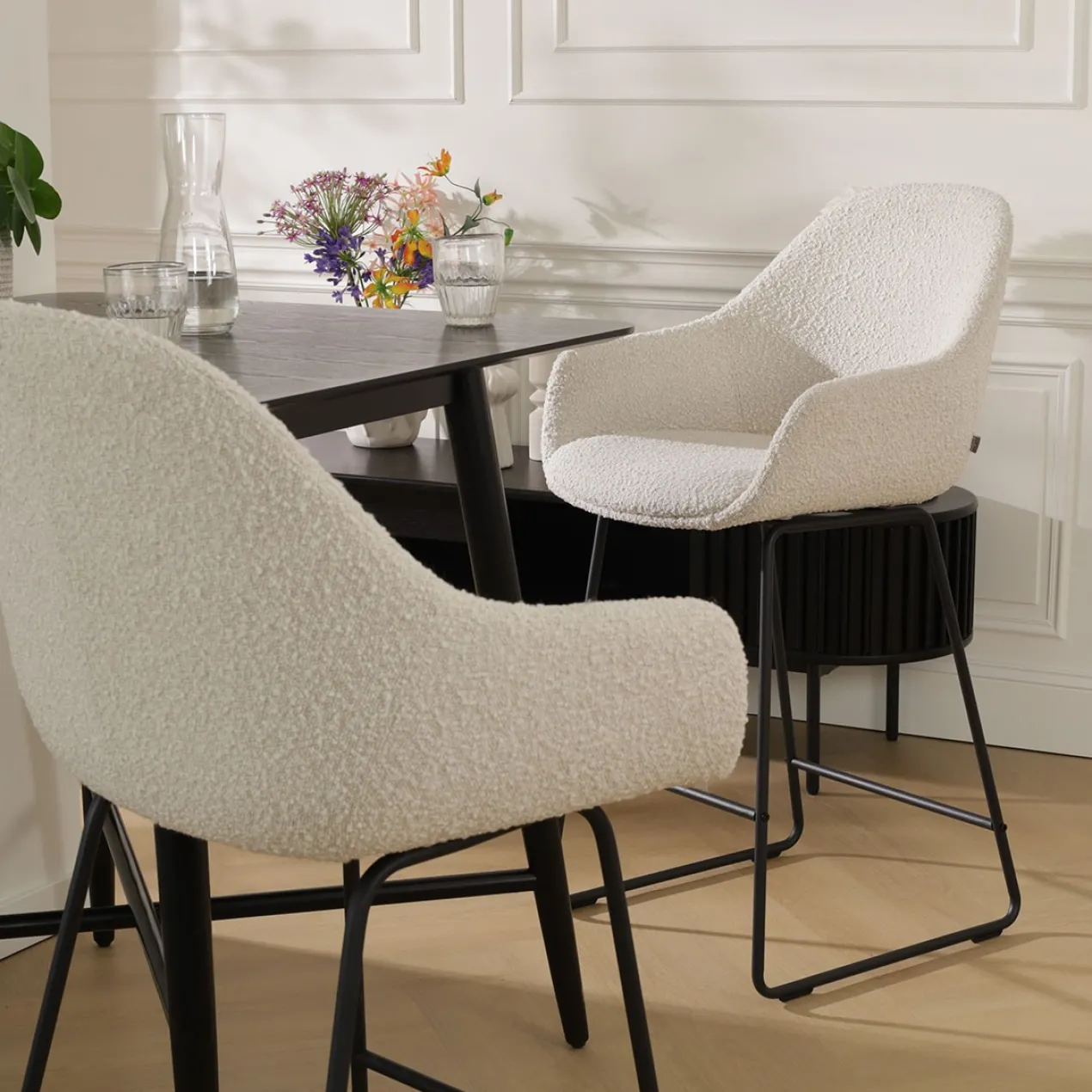 Barkruk Nino-Mae bouclé beige - zwart onderstel - 75 cm