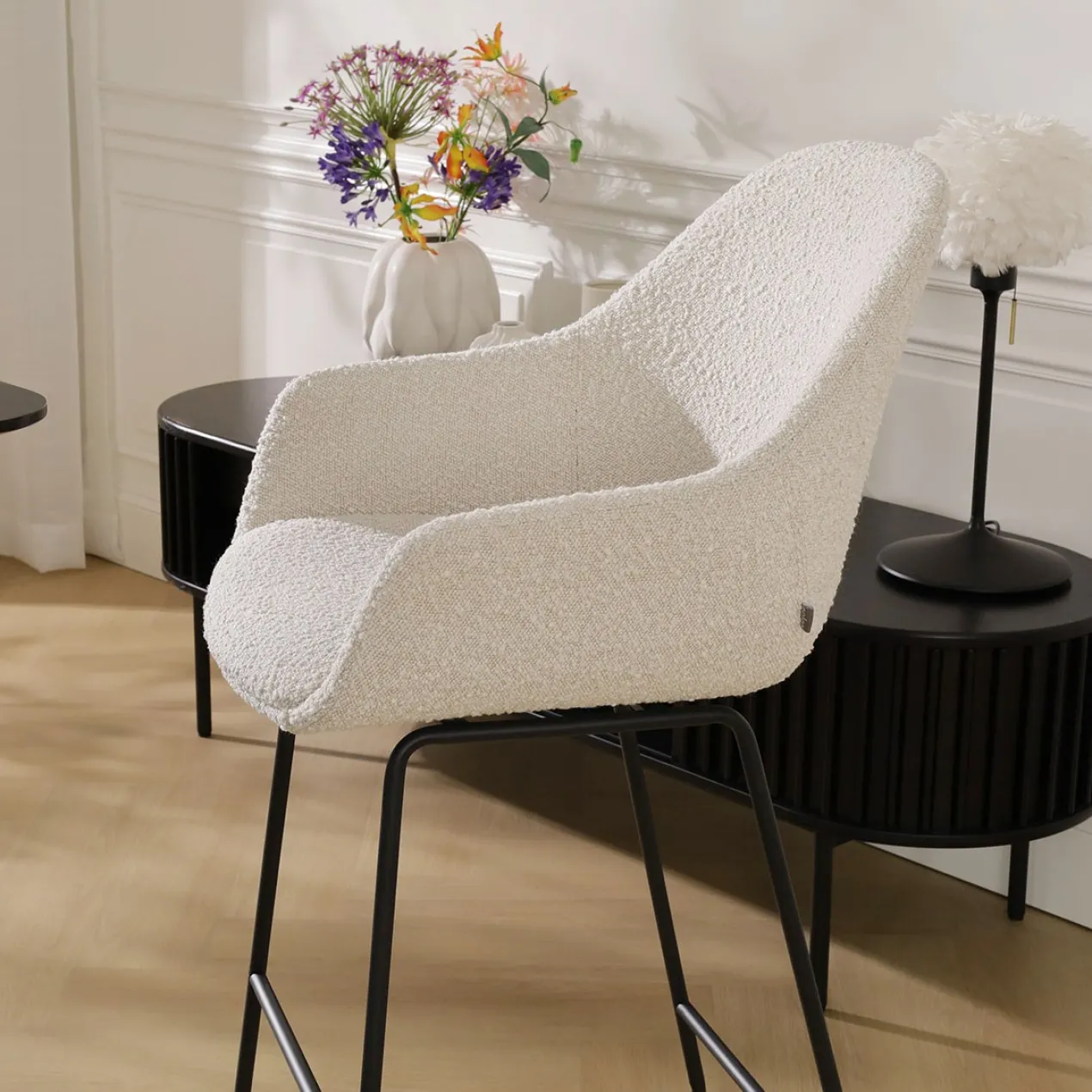 Barkruk Nino-Mae bouclé beige - zwart onderstel - 75 cm