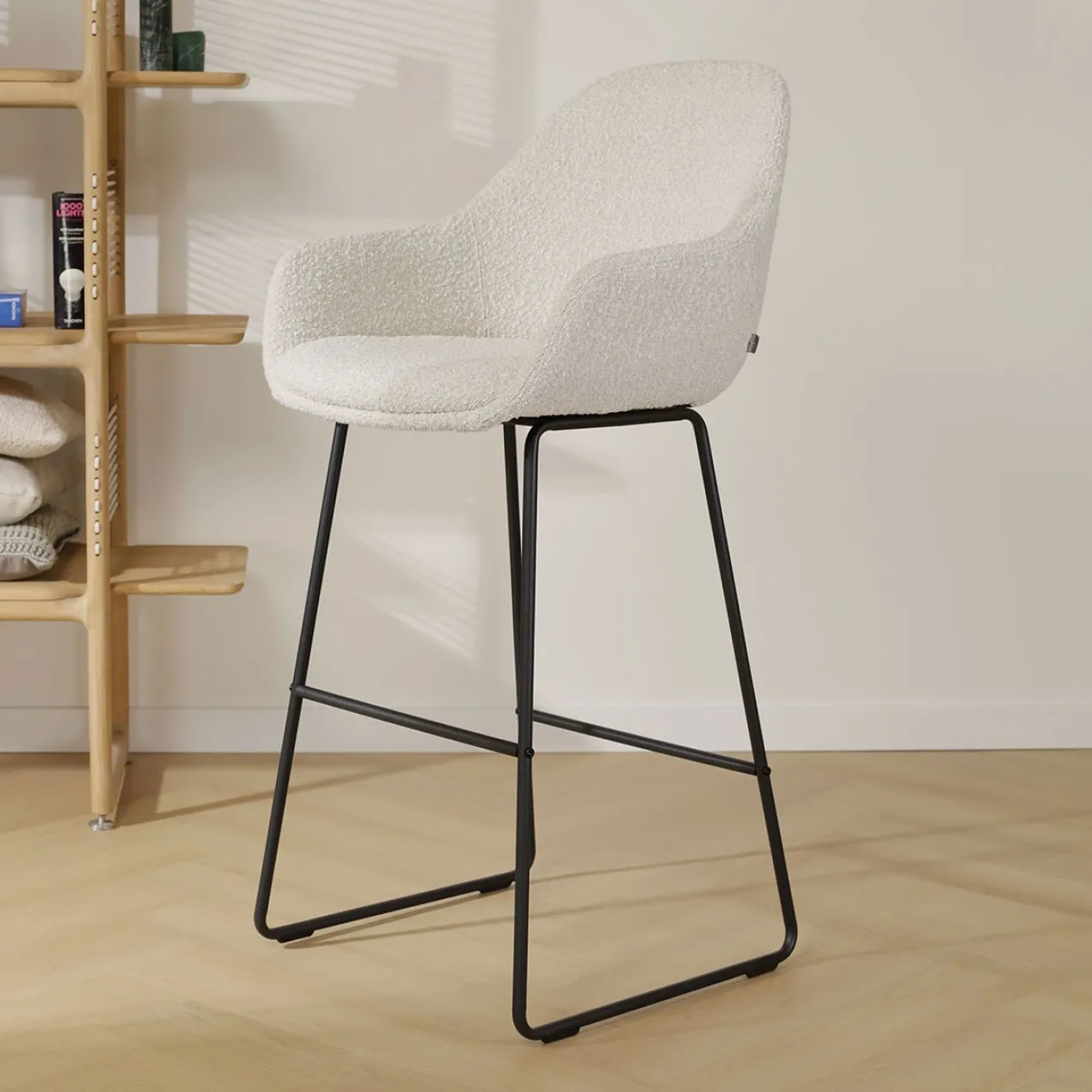 Barkruk Nino-Mae bouclé beige - zwart onderstel - 75 cm