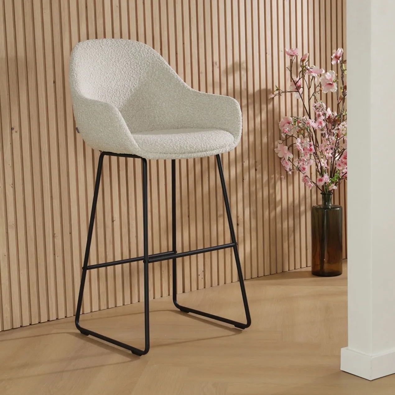 Barkruk Nino-Mae bouclé beige - zwart onderstel - 65 cm