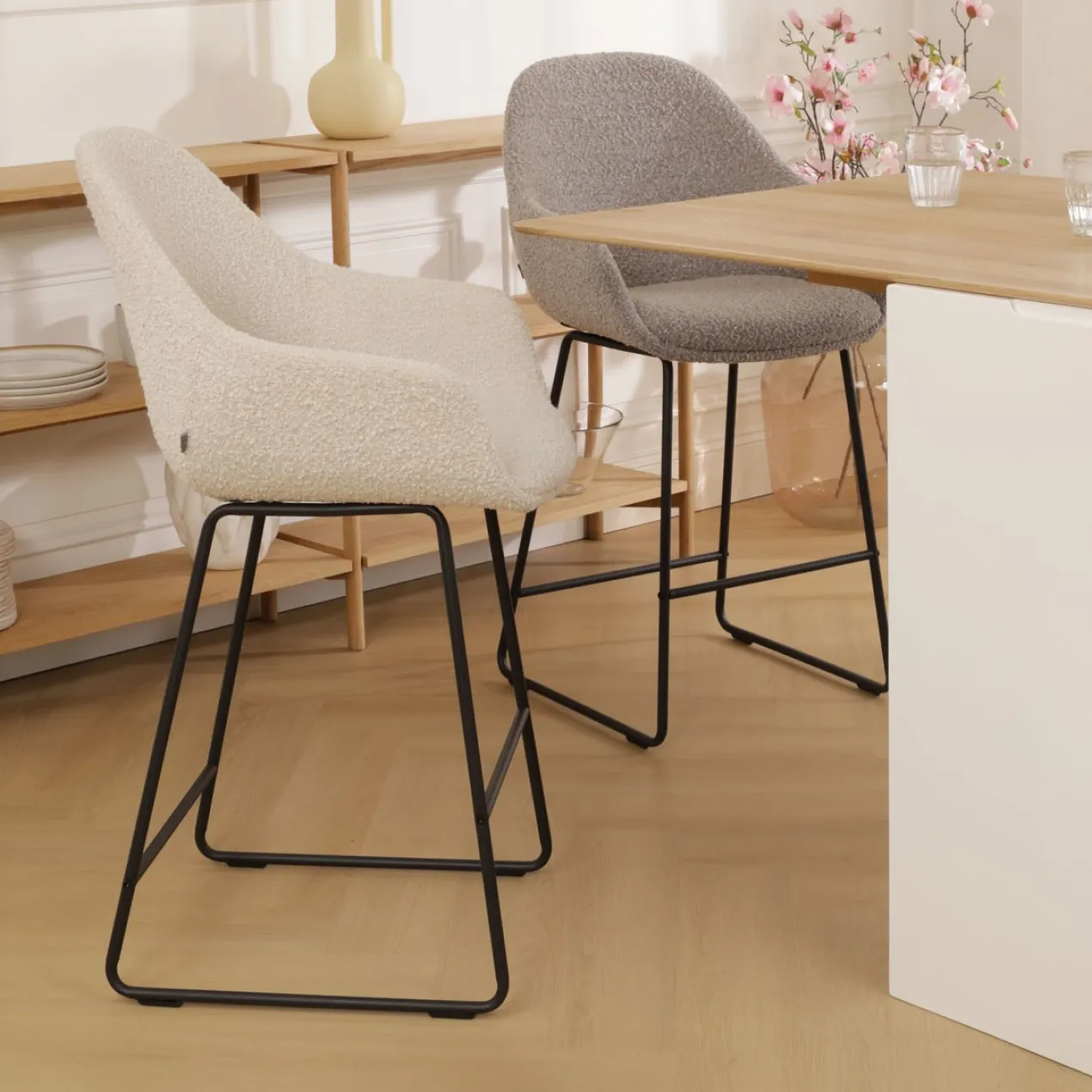 Barkruk Nino-Mae bouclé beige - zwart onderstel - 65 cm