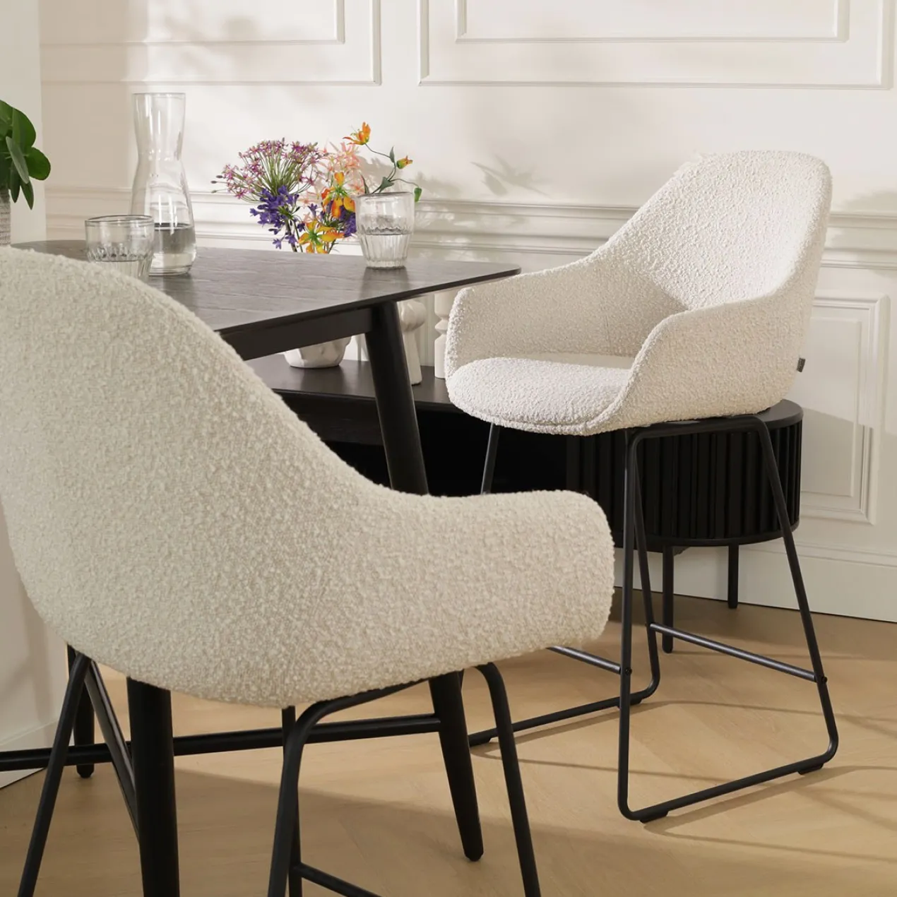 Barkruk Nino-Mae bouclé beige - zwart onderstel - 65 cm