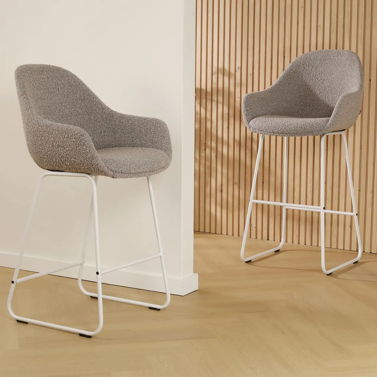 Barkruk Nino-Mae bouclé taupe - wit onderstel - 65 cm