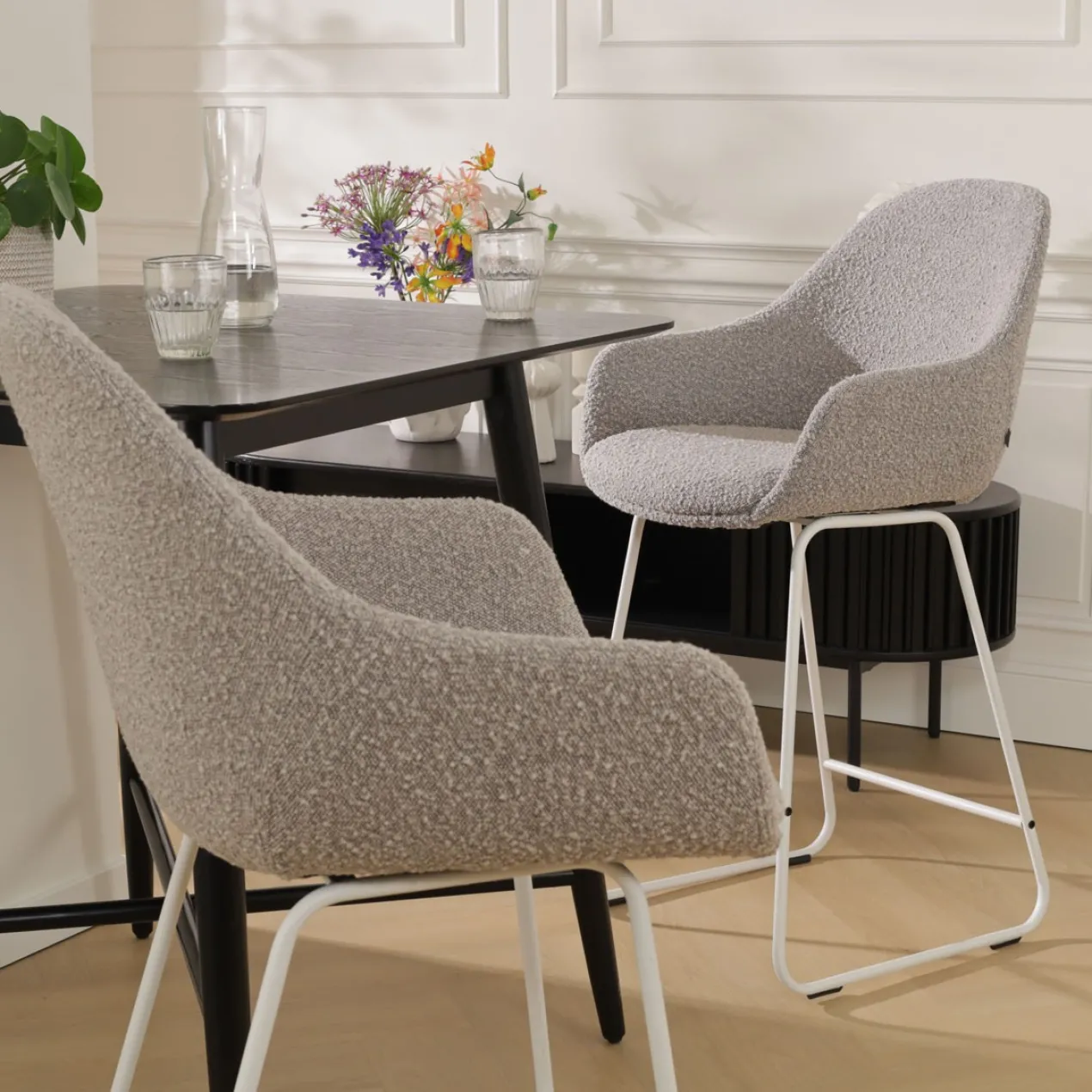 Barkruk Nino-Mae bouclé taupe - wit onderstel - 65 cm