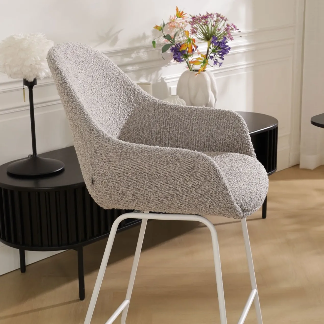 Barkruk Nino-Mae bouclé taupe - wit onderstel - 65 cm