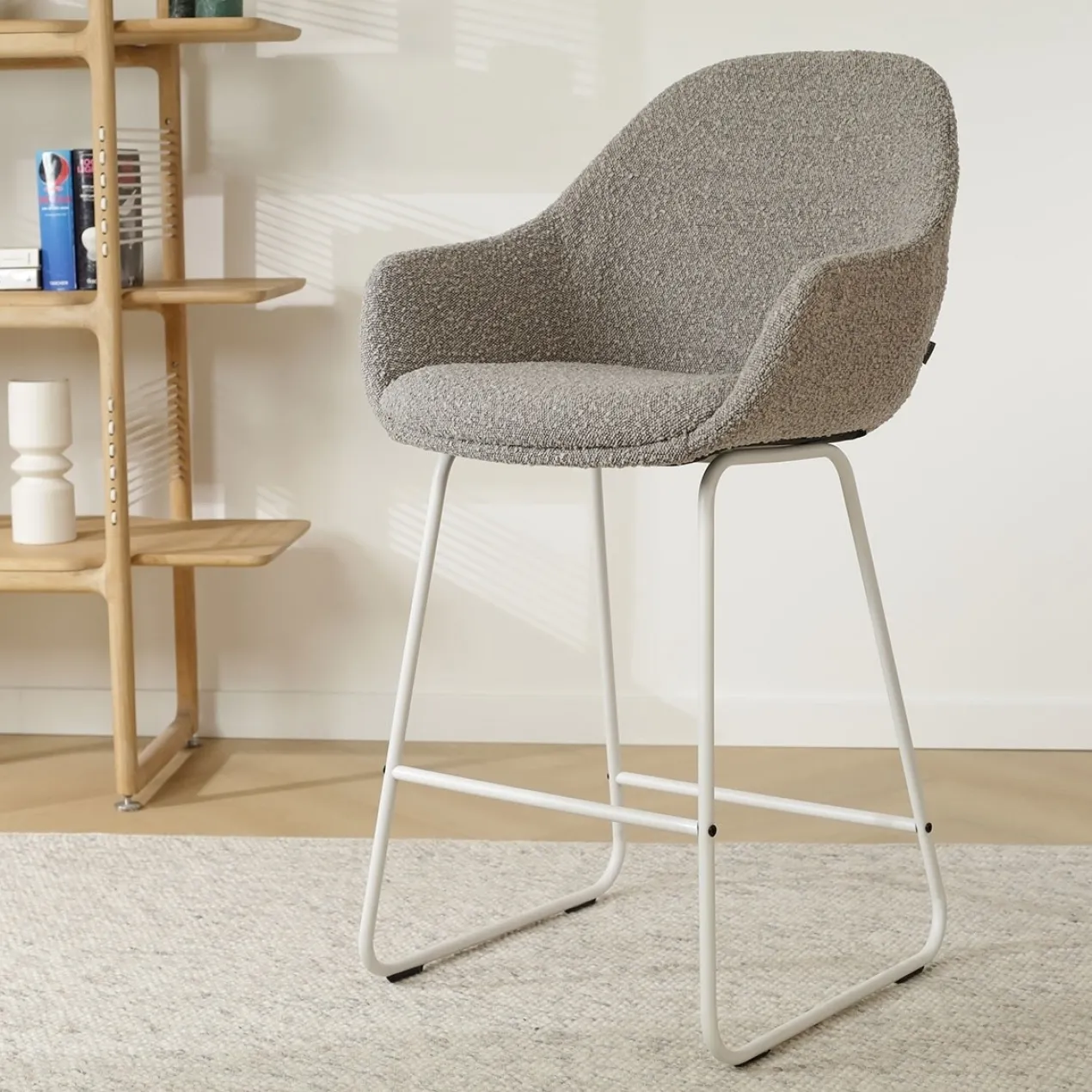 Barkruk Nino-Mae bouclé taupe - wit onderstel - 65 cm