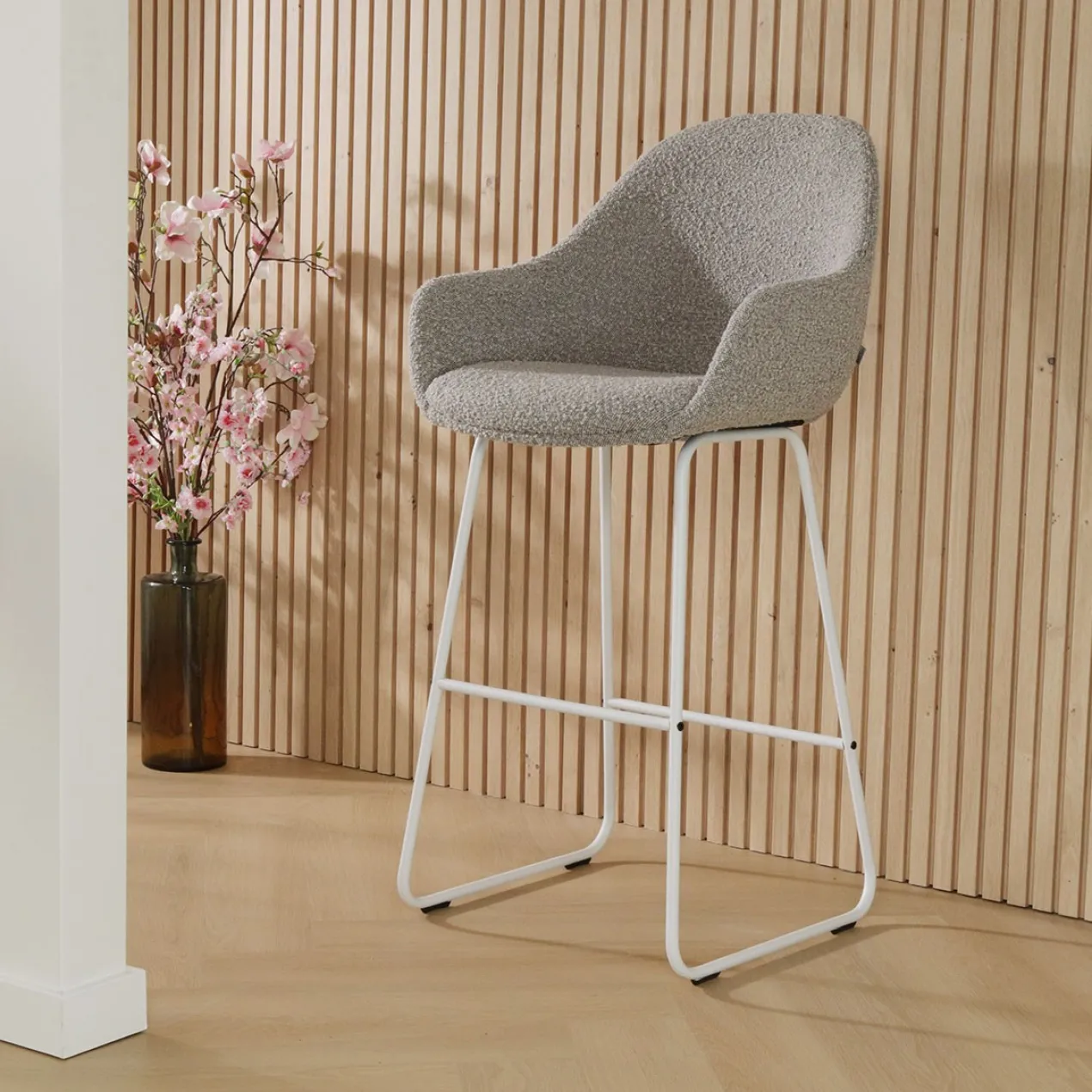 Barkruk Nino-Mae bouclé taupe - wit onderstel - 65 cm