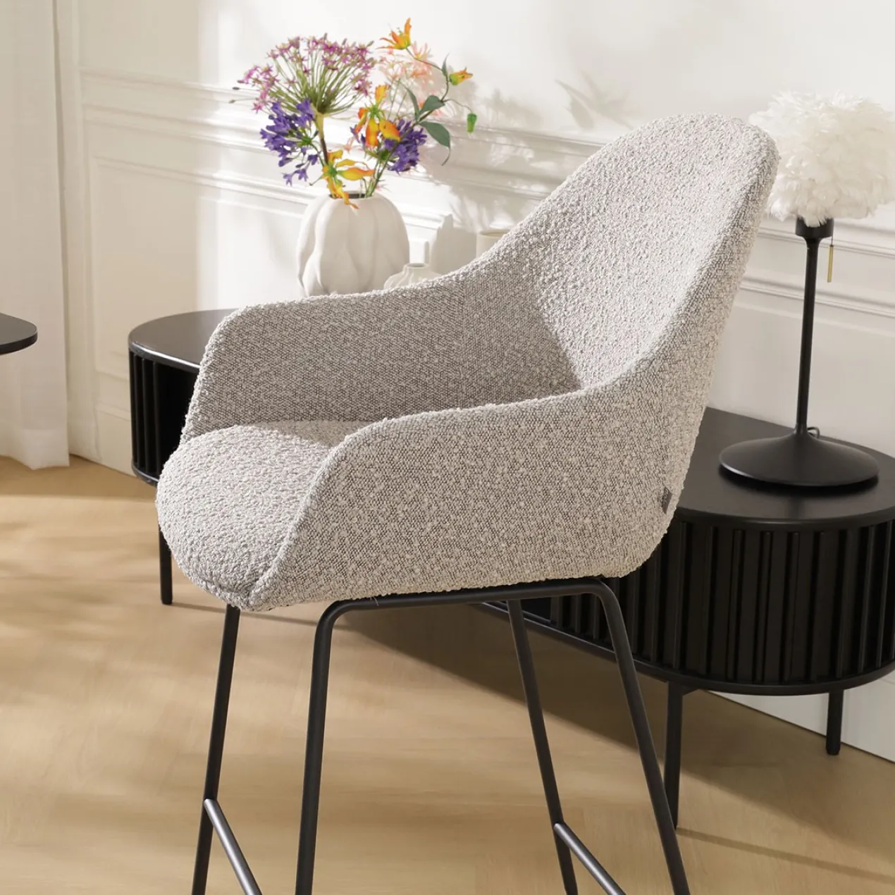 Barkruk Nino-Mae bouclé taupe - zwart onderstel - 65 cm