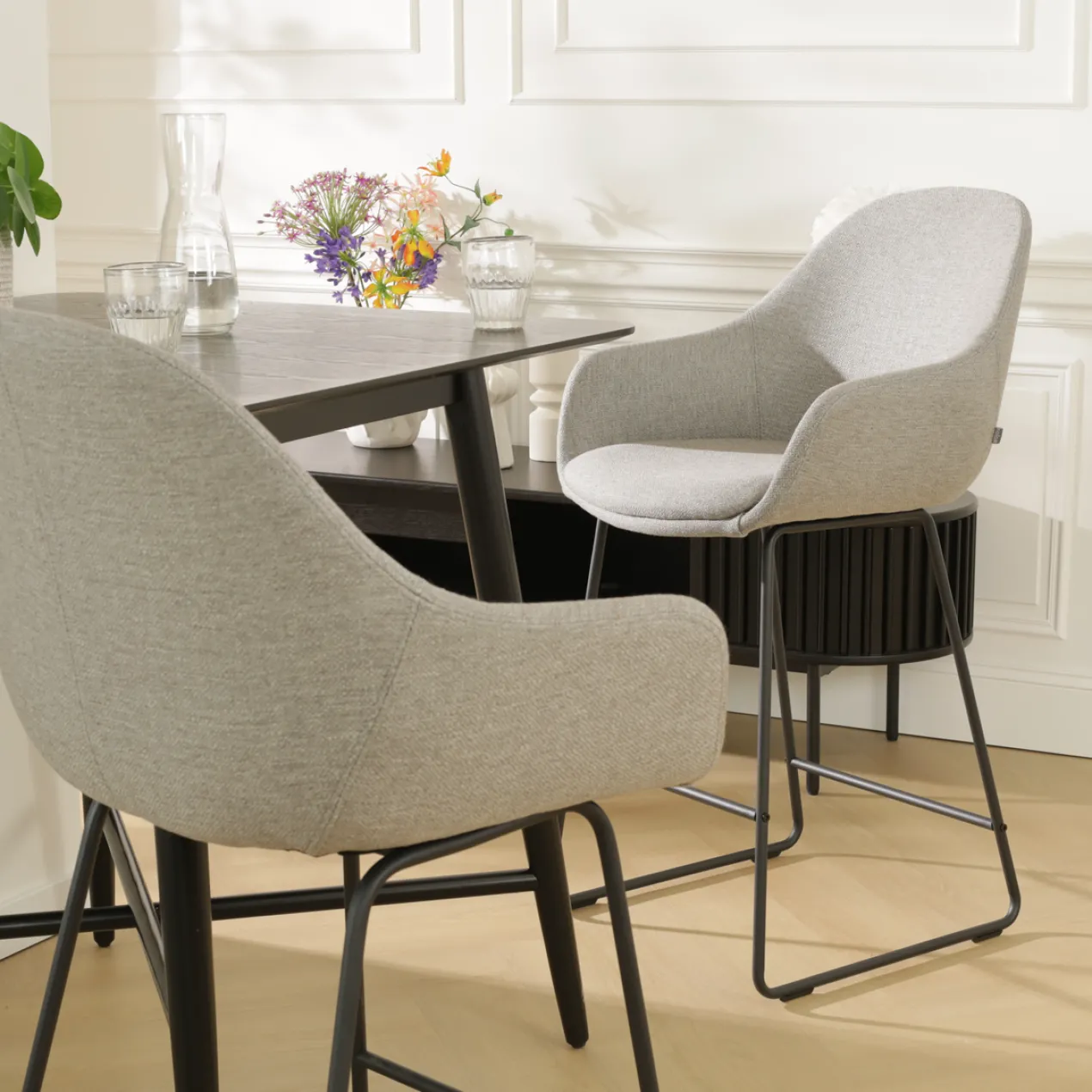 Barkruk Nino-Mae warm grijs - zwart onderstel - 75 cm