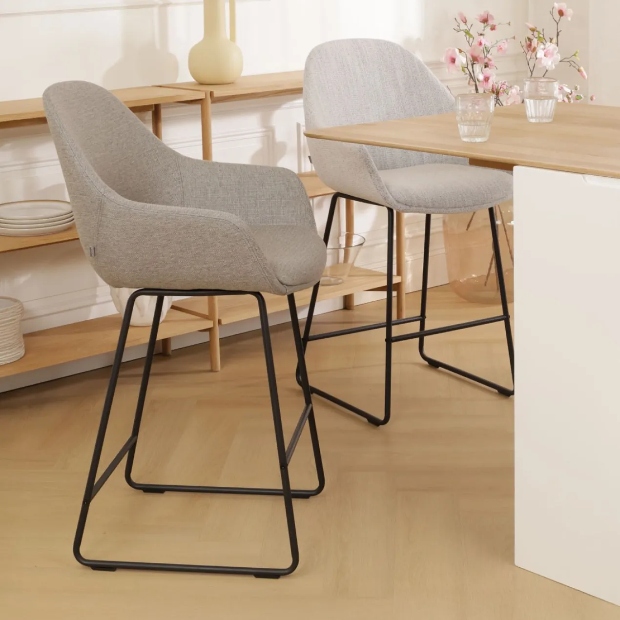 Barkruk Nino-Mae warm grijs - zwart onderstel - 75 cm