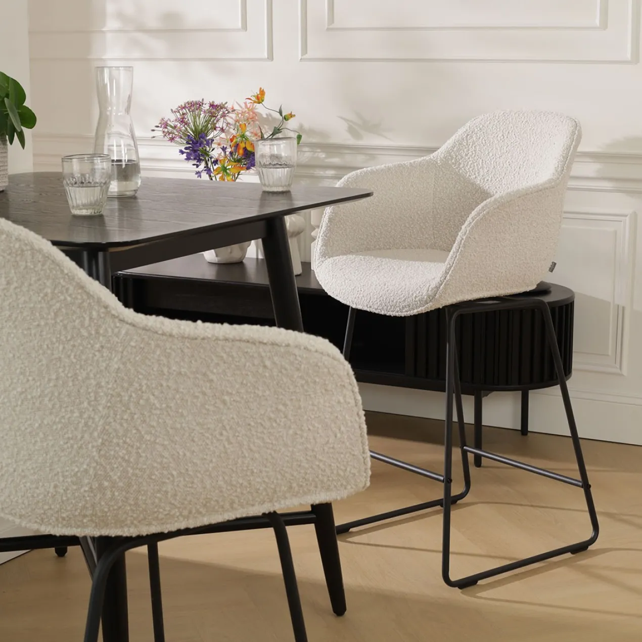 Barkruk Nino-Mare bouclé beige - zwart onderstel - 65 cm