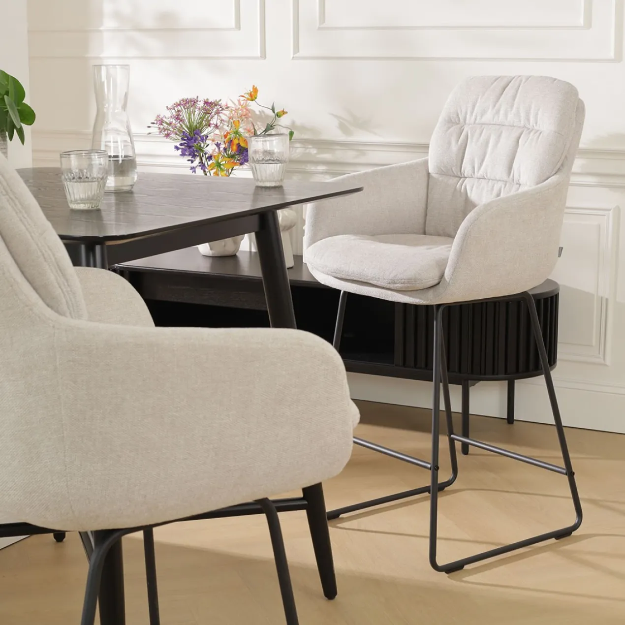 Barkruk Nino-Mia beige - zwart onderstel - 75 cm