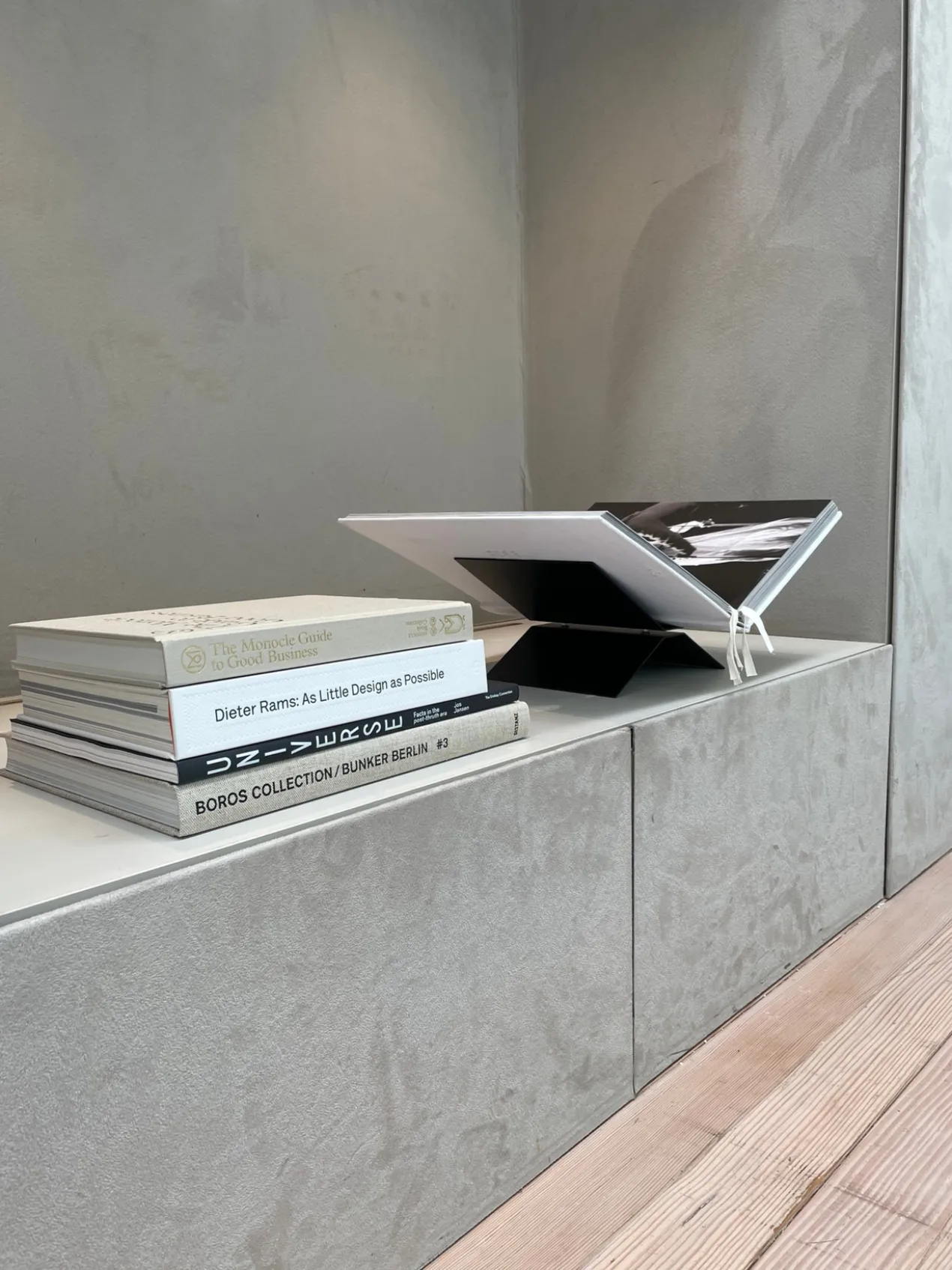 Boekenstandaard Atlas Black