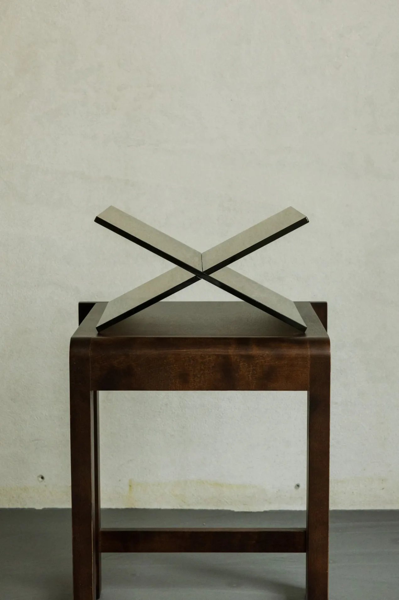 Boekenstandaard Chairo acryl lichtbruin
