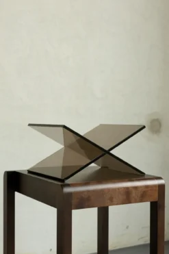 Boekenstandaard Chairo acryl lichtbruin