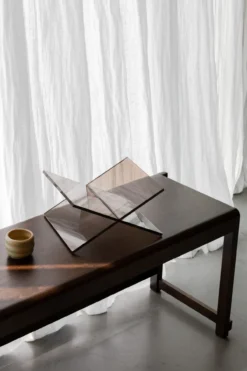 Boekenstandaard Chairo acryl lichtbruin