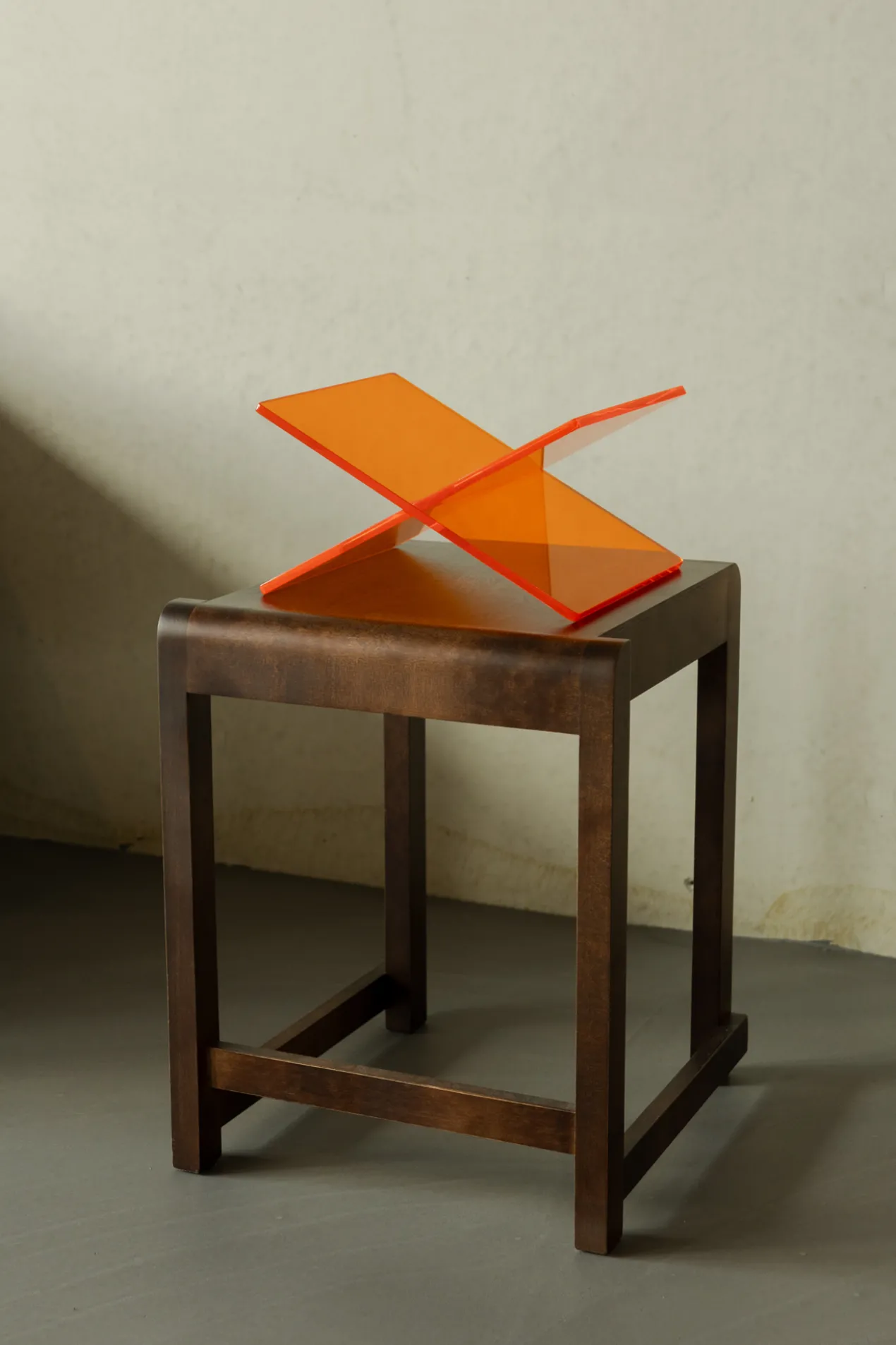 Boekenstandaard Orengi acryl feloranje