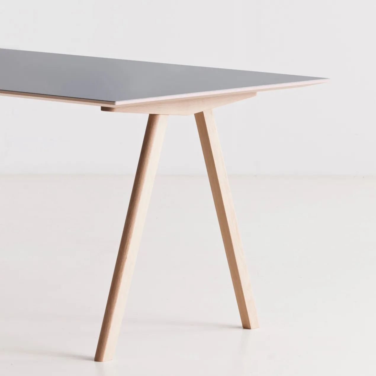 Bureau CPH10 mat eiken gelakt onderstel linoleum grey