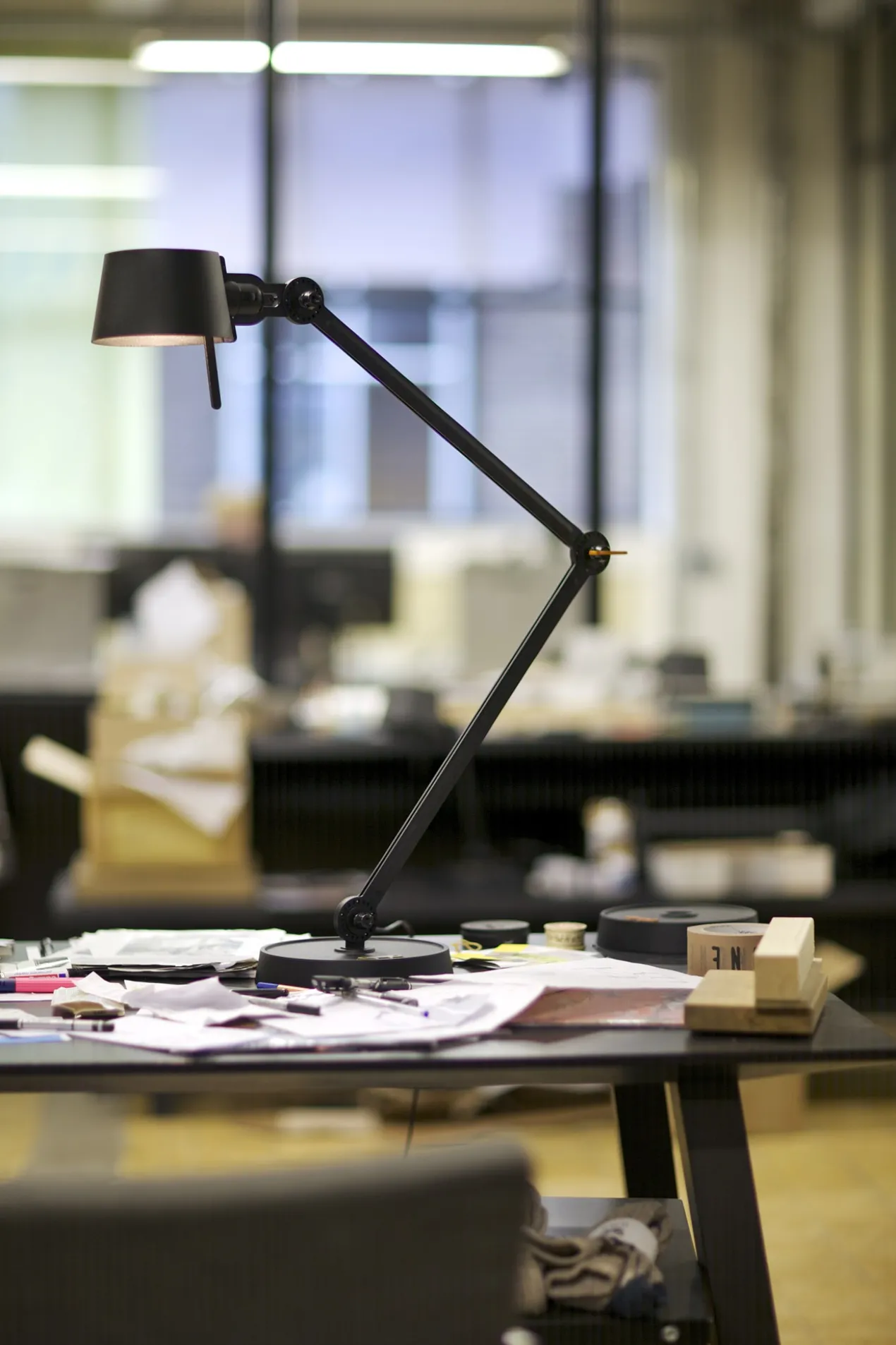 Bureaulamp Bolt met voet 2 armen thunder blue