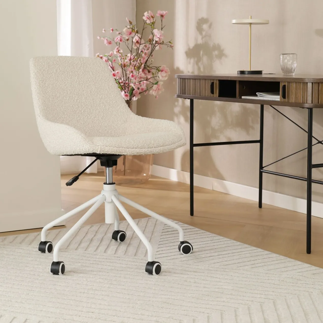 Bureaustoel Nout-Isa bouclé beige - wit onderstel