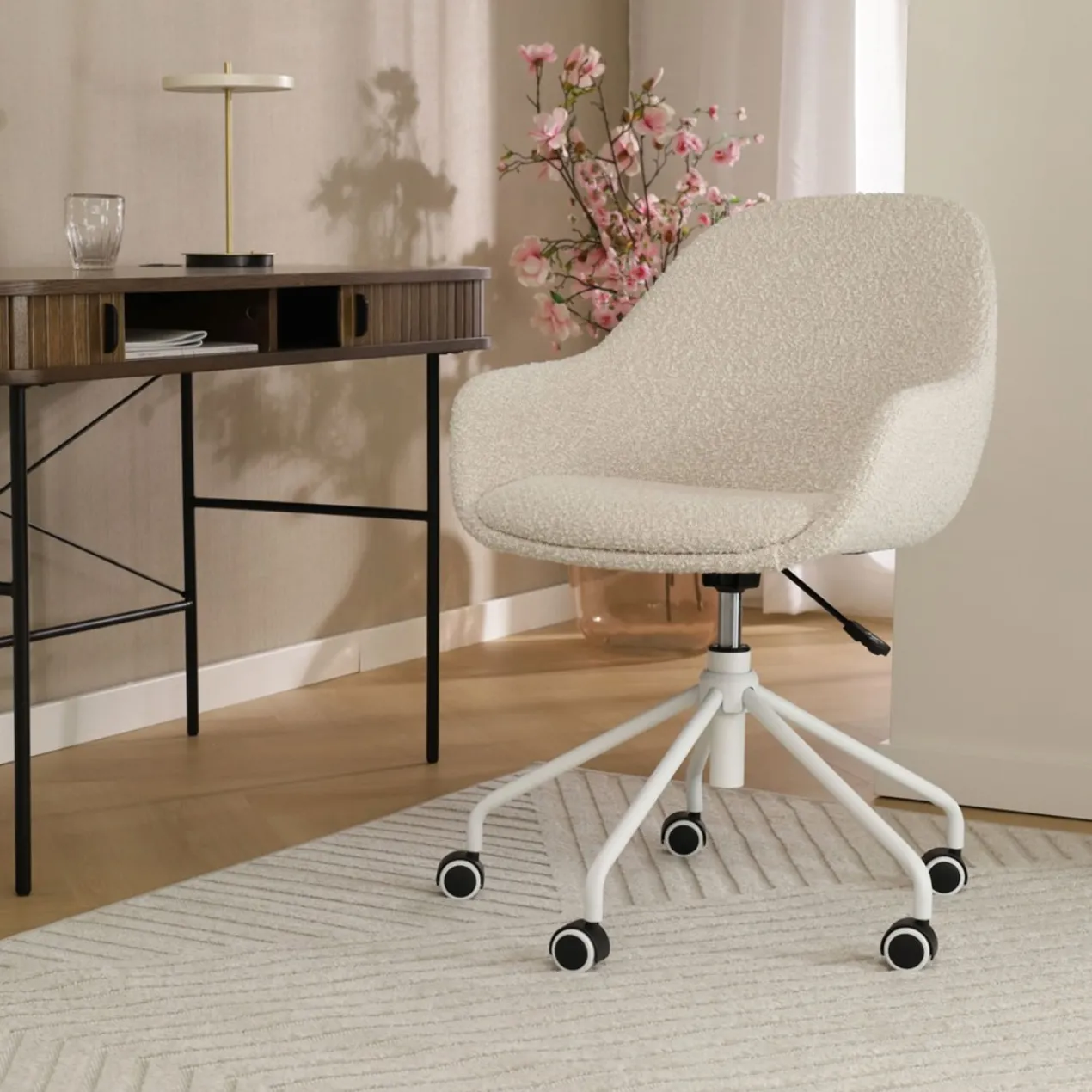 Bureaustoel Nout-Mae bouclé beige - wit onderstel