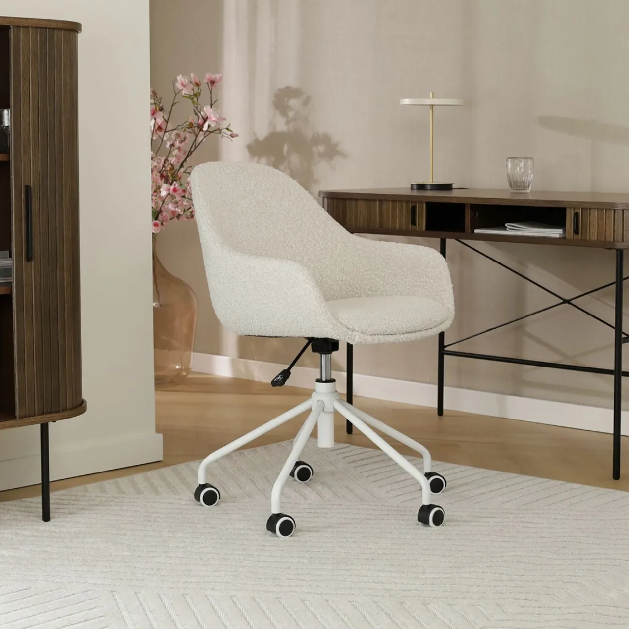 Bureaustoel Nout-Mae bouclé beige - wit onderstel