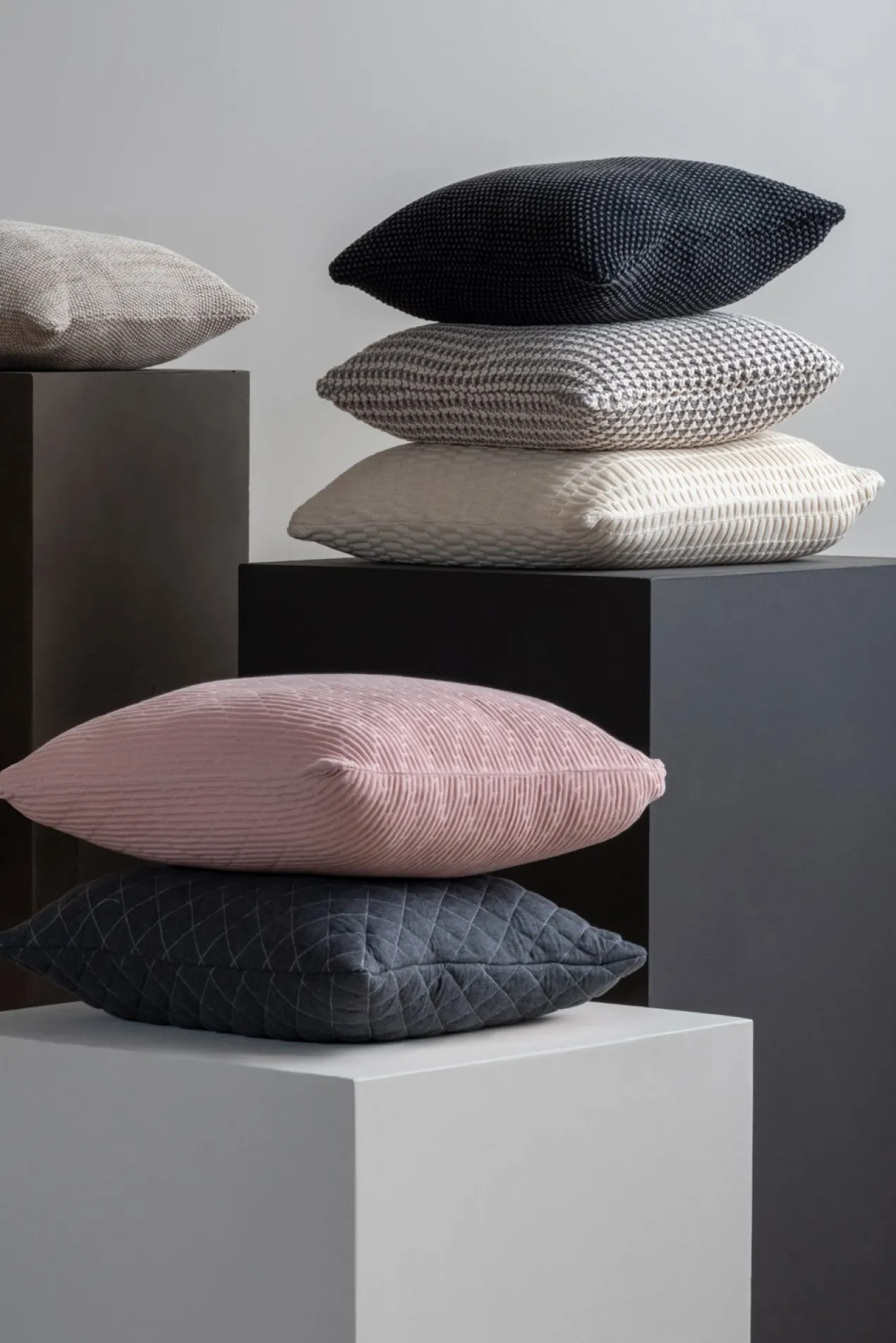 Cushion Zigzag knitted cotton soft pink