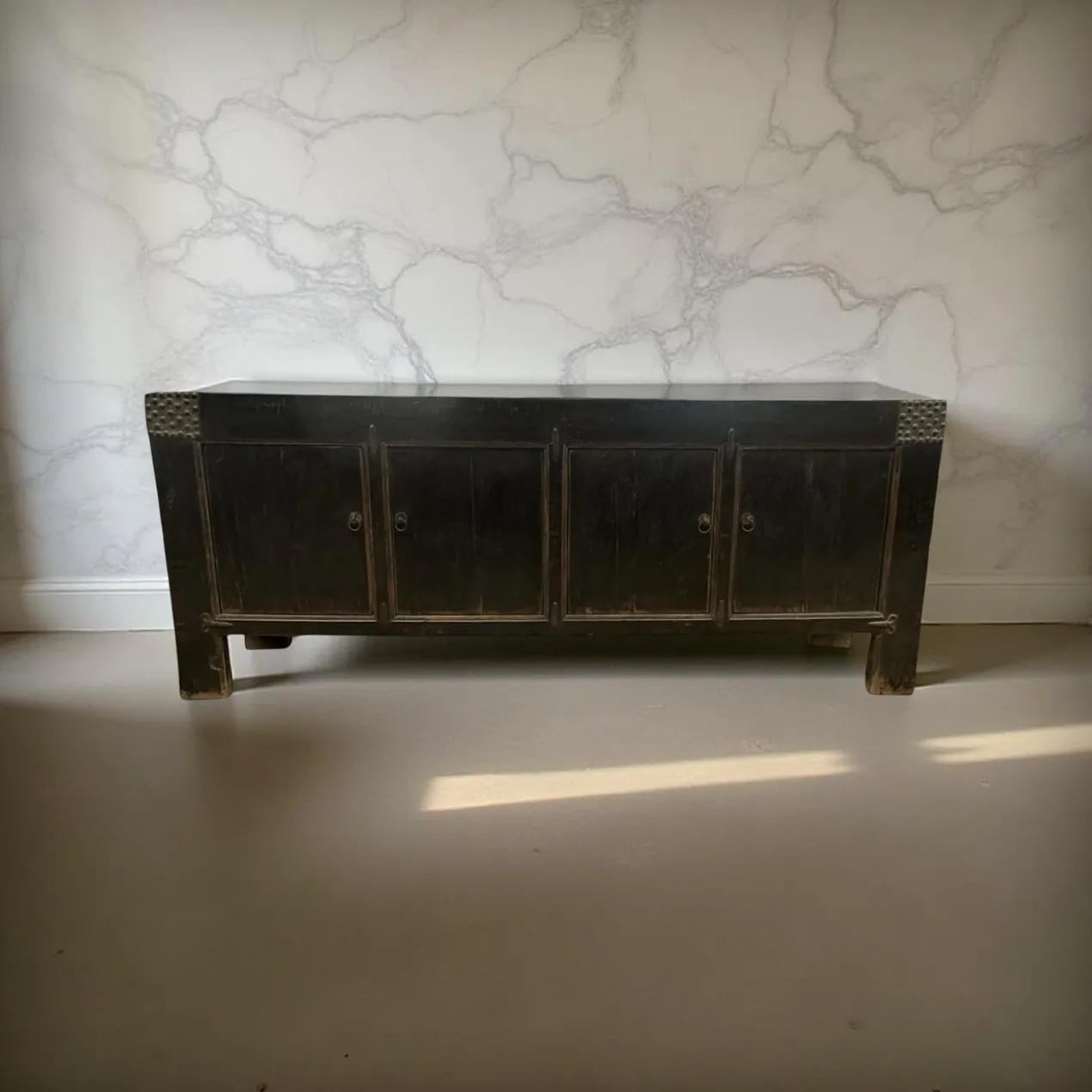 Dressoir zwart 4 deur noppen beslag
