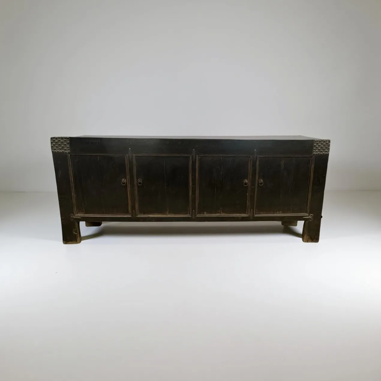 Dressoir zwart 4 deur noppen beslag