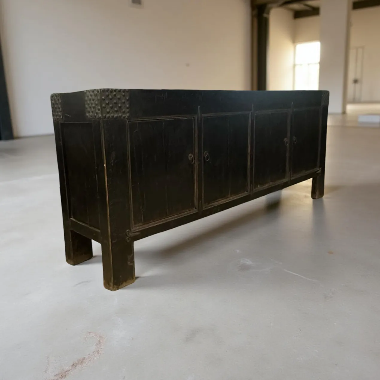 Dressoir zwart 4 deur noppen beslag
