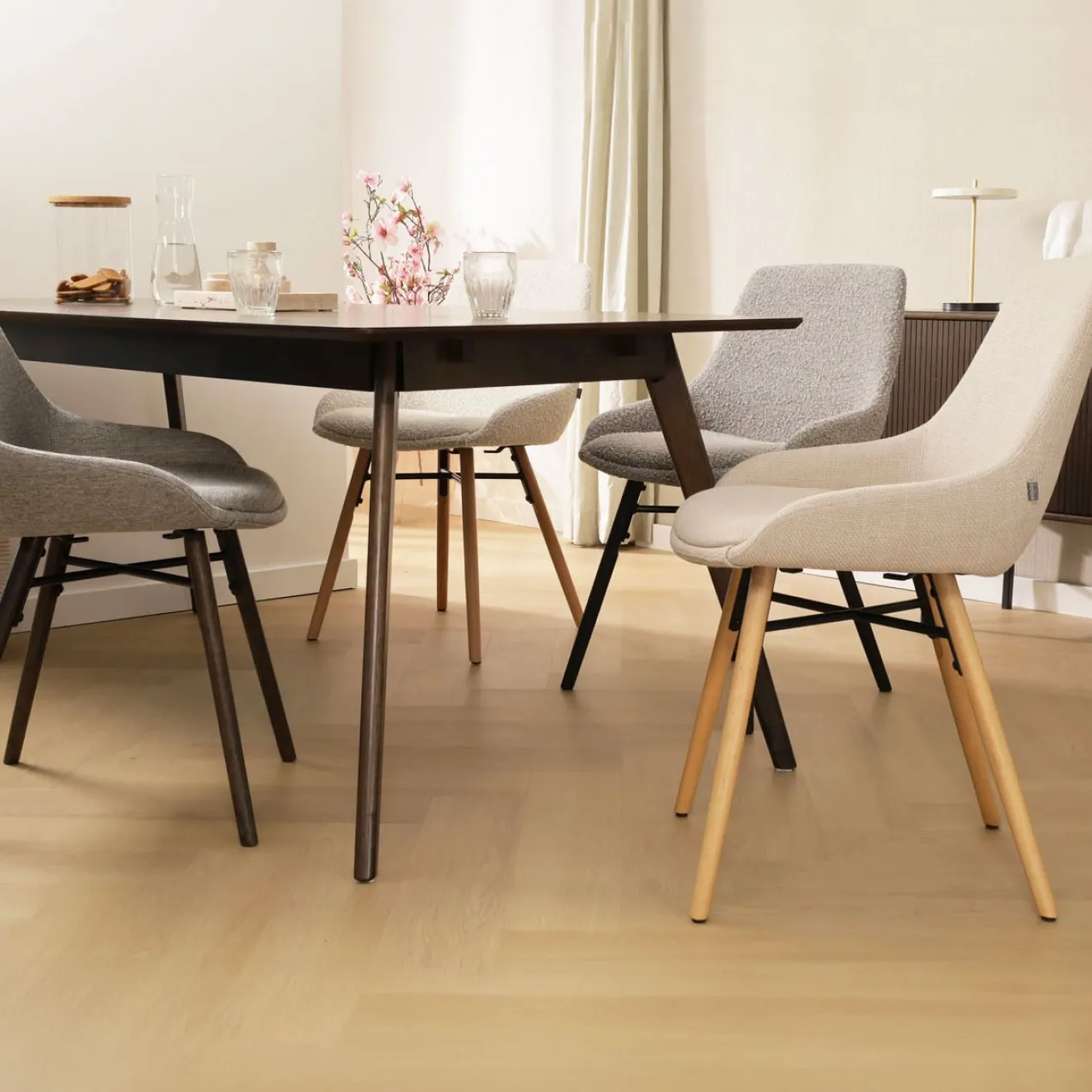 Eetkamerstoel Nena-Isa beige - zwart onderstel